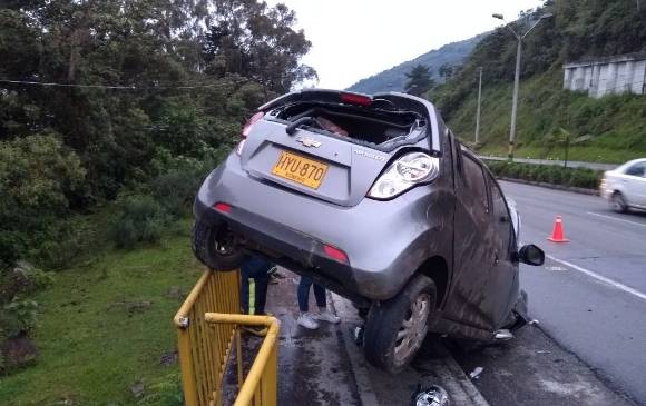 Una barrera de seguridad impidió que este vehículo se saliera de la vía. FOTO: CORTESÍA BOMBEROS ENVIGADO