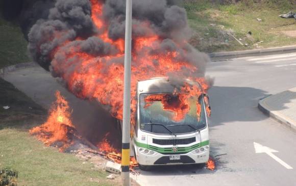 En la Loma de los Bernal fue incinerado un bus del Metro. Fotos ricardo monsalve y Cortesía David Montoya
