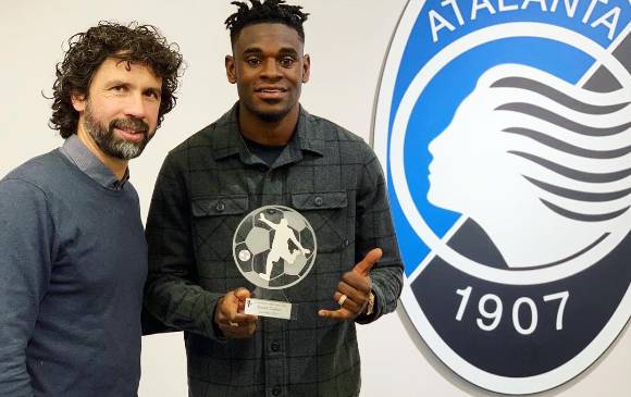 Duván Zapata recibiendo el galardón que lo acredita como el mejor jugador de diciembre en la Serie A. FOTO Cortesía Atalanta