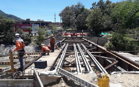 Para los diseños del puente se tuvieron en cuenta los análisis hidráulicos del cauce, así como estudios estructurales y de cimentaciones. De acuerdo con el Invías, el anterior puente presentó una falla, al parecer, por socavación. FOTO Cortesía Invías