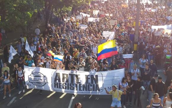 Miles de jóvenes marchan de manera pacífica en la capital antioqueña. FOTO MAURICIO PALACIO