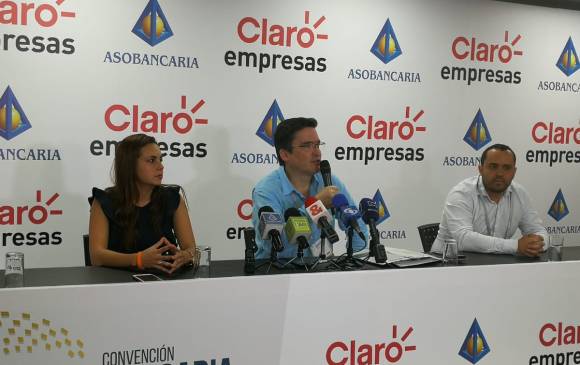Santiago Castro, en el centro de la imagen, presentó el Equipo de Respuesta a Incidentes Cibernéticos (CSIR), en Cartagena. Foto: Cortesía Asobancaria.