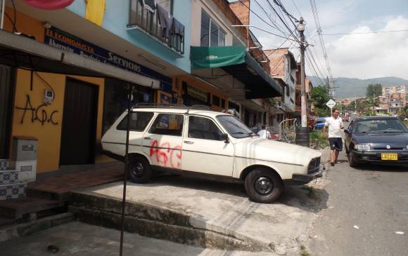 Varios vehículos fueron marcados y el comercio también se vio afectado por el paro armado.
