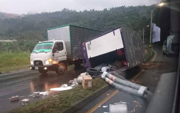 Accidente de tránsito en la autopista Medellín - Bogotá. FOTO CORTESÍA GUARDIANES DE ANTIOQUIA