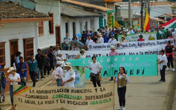 La manifestación ciudadana y de autoridades civiles recorrió las calles de Jericó el pasado sábado en la tarde. FOTO cortesía
