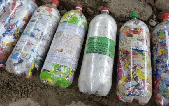 Los ecoladrillos, que pueden elaborarse con mayor rapidez gracias al invento de investigadores de la U. de M., podrían servir como solución para construir vivienda social. FOTOS Cortesía U. DE m.