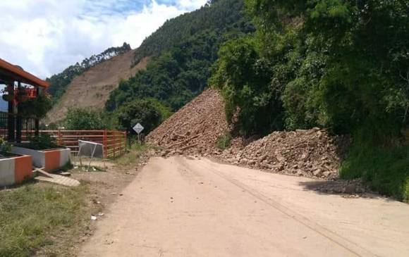 Hasta ayer había paso a un carril en el sector de La Huesera, pero este domingo amaneció la carretera cerrada por el derrumbe. FOTO CORTESÍA
