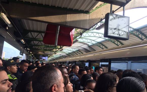 Muchos usuarios tuvieron un viaje complicado en su regreso al trabajo luego del puente festivo. FOTO @017Eusse