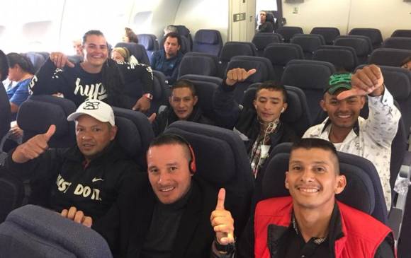 Ya, sentados en el avión y con pulgar arriba, viajaron con una nueva ilusión. FOTO Tomada de Twitter @ARNColombia