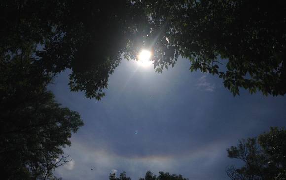 Fotografía del halo solar compartida en redes sociales en la mañana de este viernes. FOTO CORTESÍA
