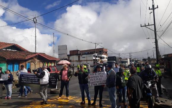 Manifestantes bloquean la vía hacia la costa, en el sector de los Llanos de Cuivá. FOTO CORTESÍA CRISTIÁN CÉSPEDES
