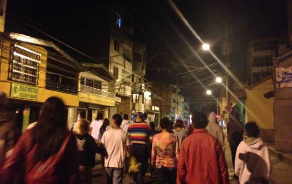 La caminata empezó con escasas 20 personas y hacía la 1 de la mañana, ya eran más de 50 las que recorrían el pueblo junto al animero.