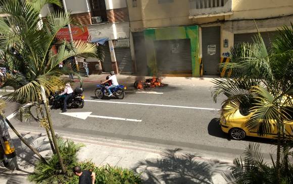 Un presunto caso de fleteo en el Centro de Medellín terminó con una moto en llamas. Foto: Guardianes Antioquia