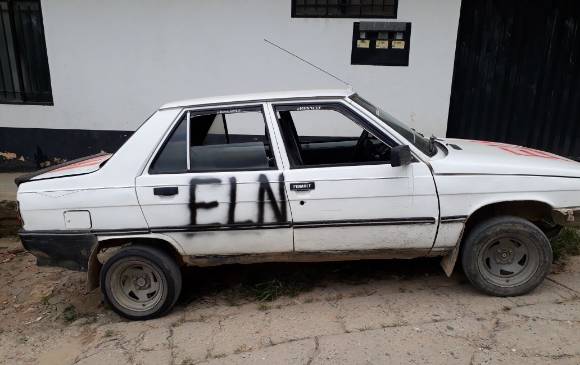 En la vía Convención - San Pablo el Eln instaló un retén y marcó vehículos este domingo. FOTO: Cortesía