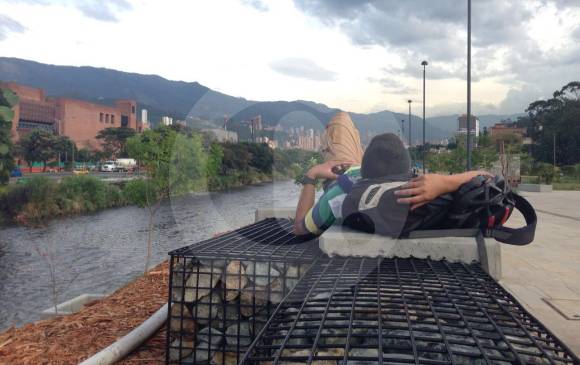 Una tarde que fluye junto al río