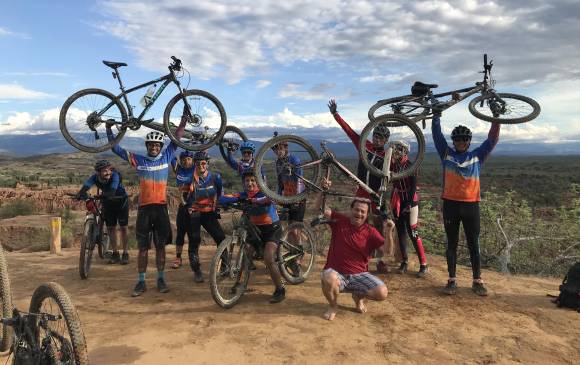 Juan Manuel, junto a un grupo de corredores aficionados en una de las salidas habituales a parajes de Colombia. Cada semana hay citas en diferentes partes de la región. FOTO cortesía do sport