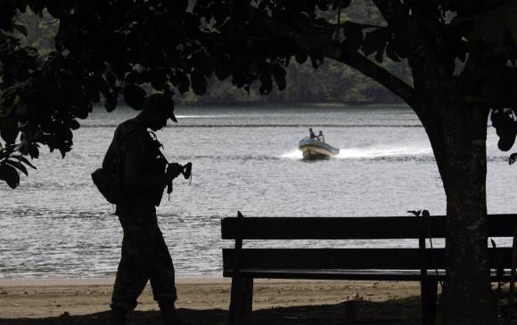 En los parques naturales de Colombia, guerrilla, paras y bandas criminales llenan sus bolsillos: sacan minerales ilegalmente, siembran y procesan coca y trafican armas. Protegen sus feudos con minas antipersonal y amenazan a guardabosques. FOTO Edwin Bustamante