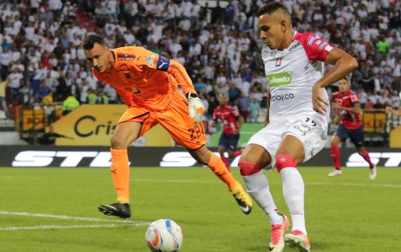 En esta acción de Ray Vanegas se inició el primer gol del Once Caldas en el estadio Palogrande de Manizales. FOTO La Patria