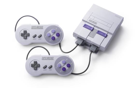 Con los dos controles la Super Nintendo Classic Edition permite jugar a los juegos cooperativos desde el inicio sin esperar a conseguir otro control. Foto: cortesía Nintendo.