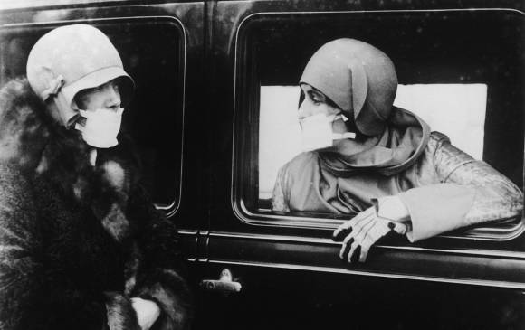 Las primeras mascarillas eran gruesas, tenían varias capas de gasa. En la imagen, dos mujeres en 1918 durante la epidemia de gripe española. FOTOS getty 