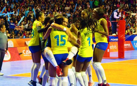 Para no dejar dudas de la superioridad, Colombia le aplicó 3-0 en la final del voleibol a Argentina. FOTO cortesía Juegos Cochabamba