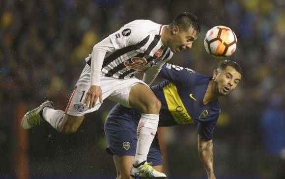Edwin Cardona se lució con Boca en el duelo ante el Libertad paraguayo. FOTO AFP
