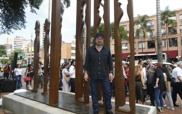 Cristóbal Gaviria, autor de la escultura instalada en el parque de El Poblado en honor a las víctimas de la violencia en Medellín. FOTO JUAN ANTONIO SÁNCHEZ