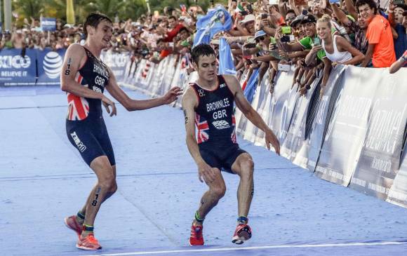 Alistair Brownlee dejó pasar primero a su hermano, Jonathan, en la meta. FOTO AFP