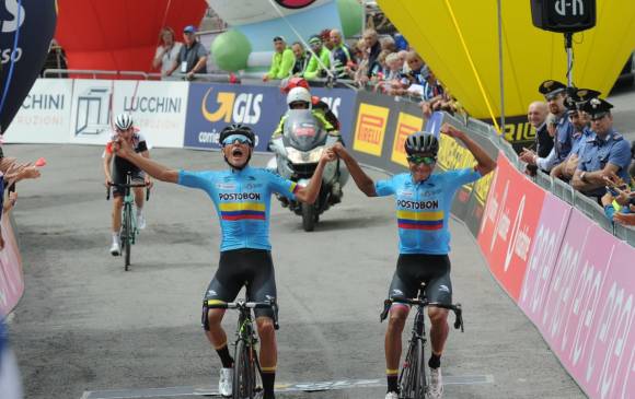 Este es el momento en el que los dos colombianos cruzan la meta en la cuarta etapa del Giro de Italia Sub-23. FOTO CORTESÍA-FEDECICLISMO