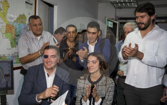 Mauricio Tobón acudió a la Registraduría con asesores e inscriptores de su movimiento “Tú Puedes”. FOTO julio césar herrera