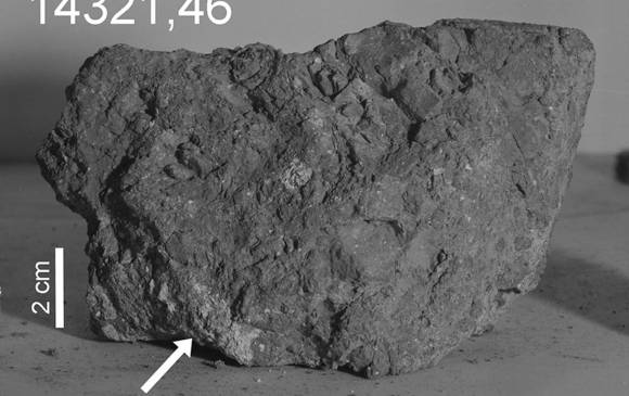 Fragmento de roca terrestre encontrado en la Luna. Foto Nasa