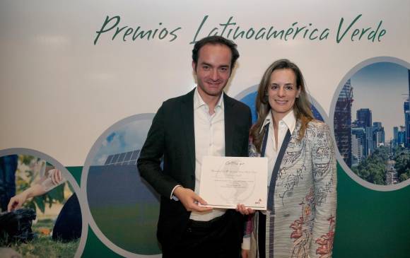 Carlos Andrés Méndez, líder del proyecto Recaudo Verde; y María Jimena Durán, directora de la vicepresidencia Banca Empresas del Banco de Bogotá. Foto Cortesía Banco de Bogotá