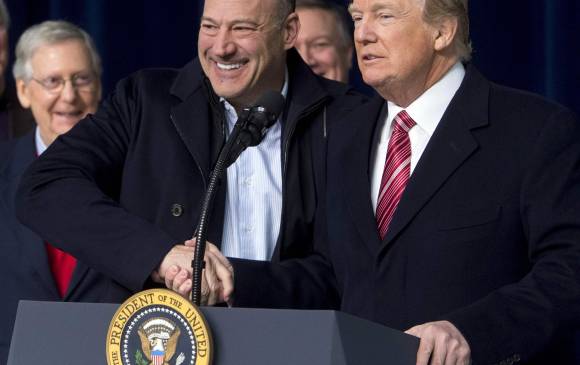 Las diferencias entre Trump y su asesor comercial Gary Cohn (centro), no son nuevas y remontan a las críticas contra el mandatario por su inacción ante los ataques racistas de Charlottesville en agosto de 2017. FOTO AFP