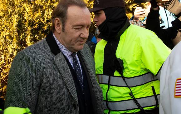 El actor estadounidense Kevin Spacey es escoltado por la policía a su salida del tribunal de Nantucket, Estados Unidos. Foto: EFE