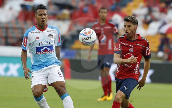 John Goma Hernández (DIM) y James Sánchez (Junior), protagonistas del duelo en el Atanasio Girardot. Para los rojos viene otro duro reto en Manizales, mañana. FOTO Manuel Saldarriaga