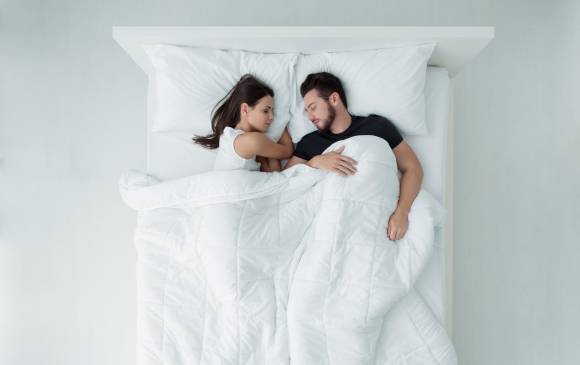 Aunque los expertos vieron que las parejas que comparten lecho registraban un mayor movimiento de las extremidades, este no perturba la arquitectura del sueño. Sstock