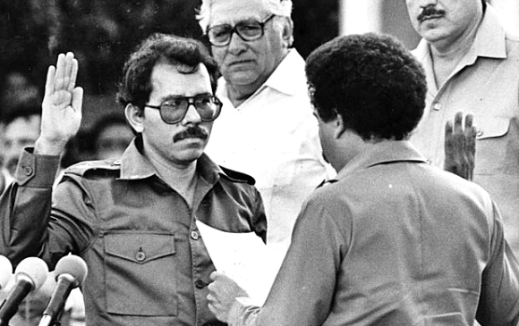 En enero de 1985, Ortega hizo juramento para su primer gobierno, que tuvo varios escándalos. 