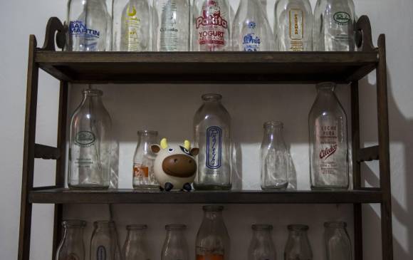 La familia Posada Posada tiene una colección de botellas de vidrio en el barrio Belén Granada (ver recuadro protagonista). FOTO JULIO CÉSAR HERRERA