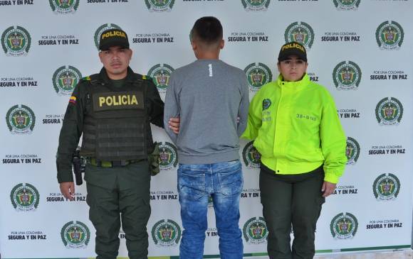 Uno de los hombres capturados tras el operativo en Briceño. FOTO CORTESÍA POLICÍA.