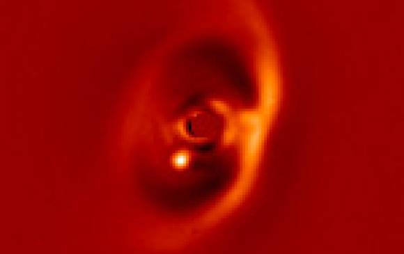 El punto brillante es el planeta en formación. Foto ESO/A. Müller, MPIA