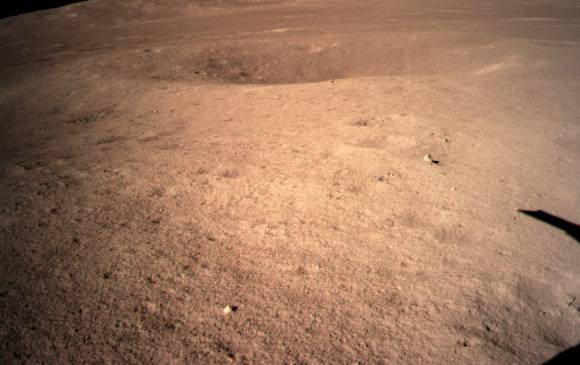 Superficie del lado oscuro de la Luna iluminada por la sonda Chang’e 4 tras descender. Foto Reuters