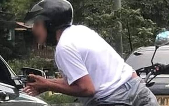 El hombre apunta con su arma a los ocupantes. FOTO: Cortesía.