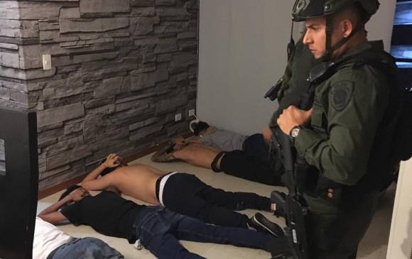 Este fue el momento en el que arrestaron a los cinco sospechosos, en un apartamento de Sabaneta. FOTO: cortesía.