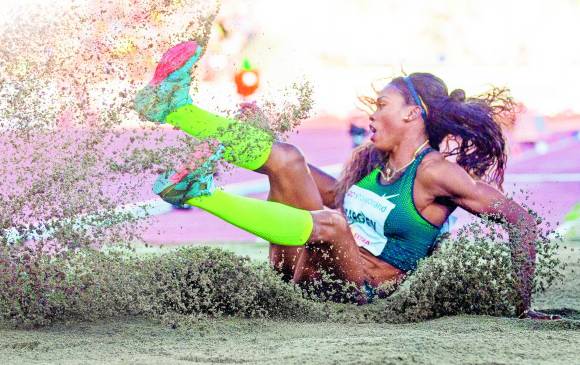 La medallista olímpica Caterine Ibargüen sigue mostrando hambre de triunfo y de mejorar marcas, como lo ratificó ayer en Oslo desde su primer salto. FOTO AFP