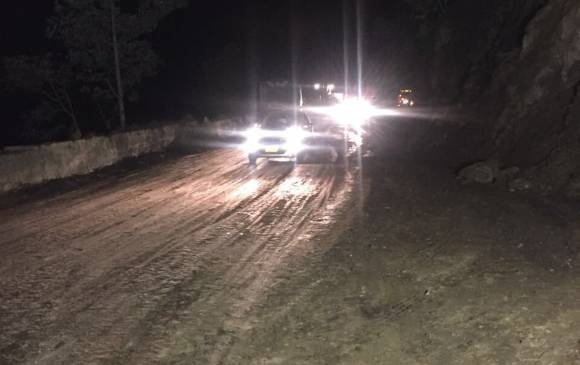 A la media noche de este martes se logró habilitar la vía. FOTO Cortesía Invías