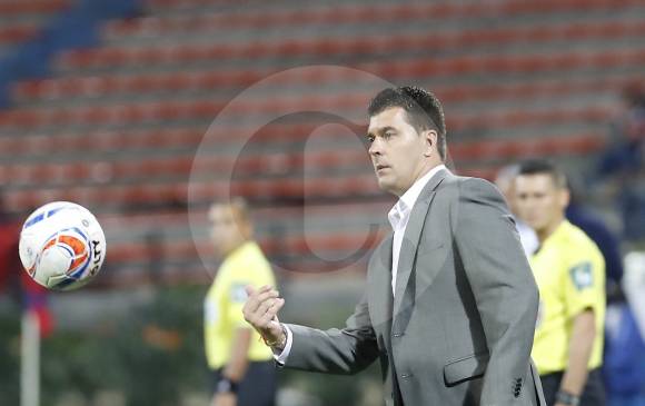 El técnico Ismael Rescalvo durante el encuentro entre Medellín y Junior. FOTO MANUEL SALDARRIAGA