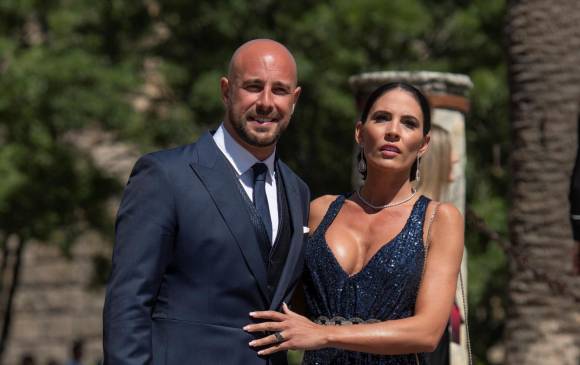 El futbolista Pepe Reina y su esposa Yolanda Ruiz. FOTO Agencia EFE (Raúl Caro)