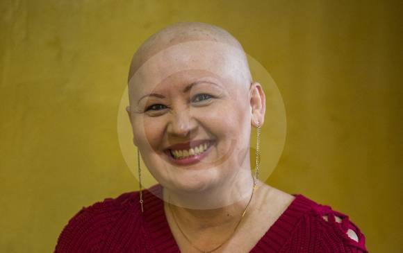 Bibiana Maritza Trejos se acercó más a Dios después de descubrir la enfermedad. Una cruz en la cadena y en las aretas la acompañan en esta nueva etapa de su vida. FOTO julio césar herrera