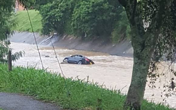 El carro estaba sumergido entre las aguas del río Medellín. FOTO CORTESÍA El carro estaba sumergido entre las aguas del río Medellín. FOTO CORTESÍA