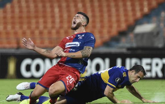 Carlos Monges y Carlos Izquierdoz, durante el duelo DIM-Boca. FOTO AFP